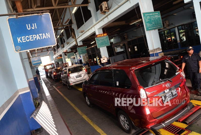   Petugas melakukan pengecekan saat uji uji kendaraan bermotor (KIR) Taksi berbasis aplikasi daring (online) di Pengelola Pengujian Kendaraan Bermotor, Pulo Gadung, Jakarta Timur, Senin (1/8).(Republika/Yasin Habibi)