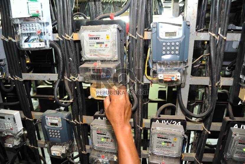 Petugas melakukan pengecekkan Kwh meter listrik (ilustrasi).