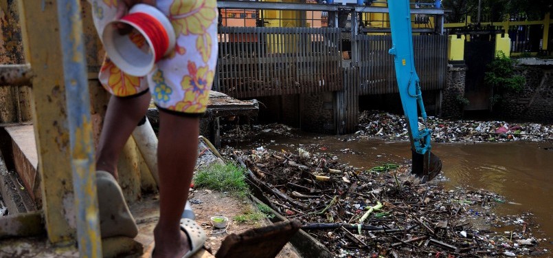 Petugas melakukan pengerukan sampah dipintu air Manggarai, Jakarta, Selasa (21/2).  (Republika/Edwin Dwi Putranto)