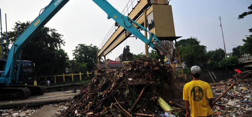 Petugas melakukan pengerukan sampah dipintu air Manggarai, Jakarta. (Republika/Edwin Dwi Putranto)