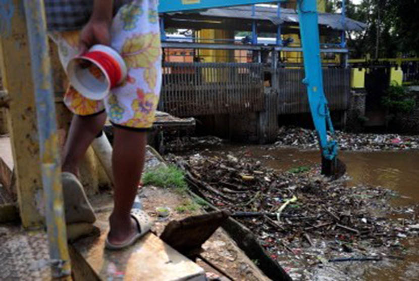 Petugas melakukan pengerukan sampah dipintu air Manggarai, Jakarta, Selasa (21/2).  (Republika/Edwin Dwi Putranto)