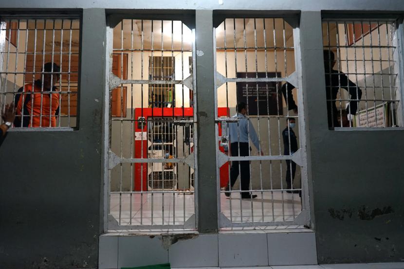 Petugas melakukan menukar gembol kamar narapidana (ilustrasi).