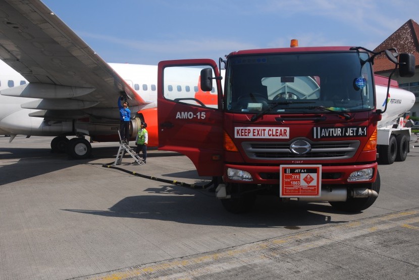 Petugas melakukan pengisian bahan bakar avtur pada salah satu pesawat komersial di Apron Bandara Adi Soemarmo, Boyolali, Jawa Tengah, Senin (12/6).
