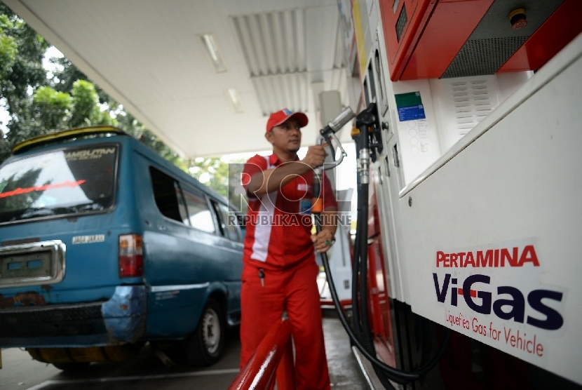 Petugas melakukan pengisian bahan bakar Liquid Gas for Vehicle (LGV) Vi-Gas di SPB Vi-Gas SPBU COCO 31.137.01, Gandaria, Jakarta, Jumat (27/2). 