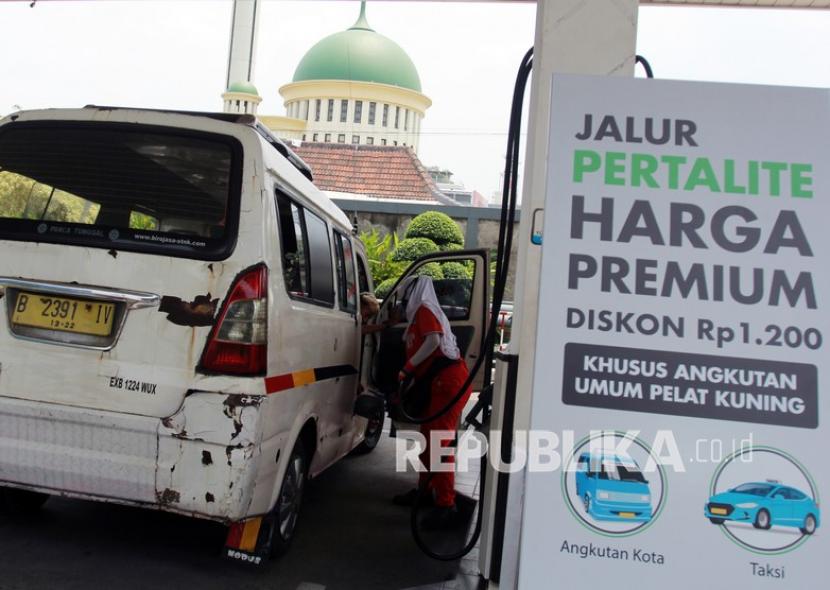 Petugas mengisi BBM sebuah angkot di satu SPBU di Banten PT Pertamina (Persero) memberikan promo harga khusus Pertalite di Kota Serang dan Cilegon, Banten mulai akhir pekan lalu.