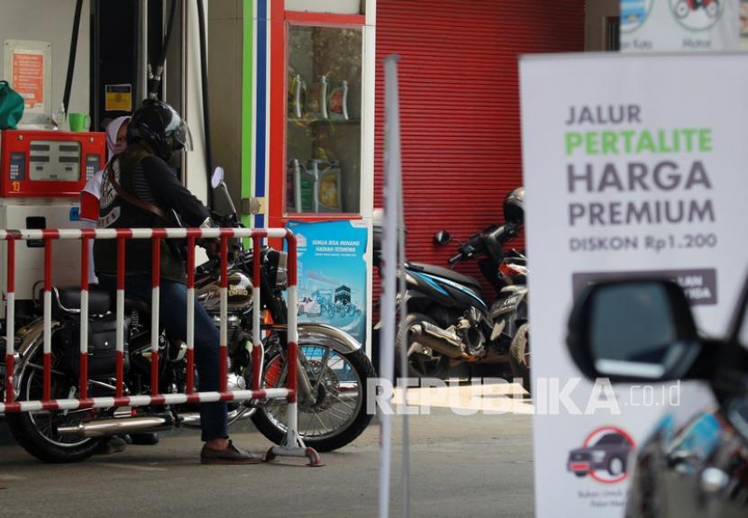 Petugas melakukan pengisian bahan bakar sebuah sepeda motor di Stasiun Pengisian Bahan Bakar Umum (SPBU) Ciputat, Tangerang Selatan, Banten, Selasa (15/9/2020). PT Pertamina (Persero) menurunkan harga bahan bakar minyak (BBM) jenis Pertalite dari Rp.7.650 menjadi Rp6.450 per liter atau setara dengan harga premium, yang hanya berlaku di 38 SPBU di Kota Tangerang Selatan, promisi ini ini dilaksanakan dalam rangka program langit biru hingga enam bulan kedepan.