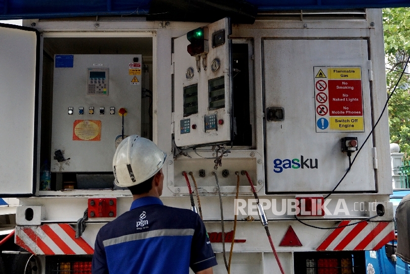  Petugas melakukan pengisian BBG ke kendaraan umum di Mobile Refueling Unit (MRU) SPBG Monas, Jakarta, Ahad (20/8).
