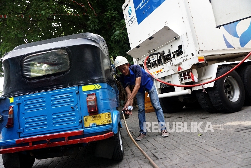 Petugas melakukan pengisian BBG ke kendaraan umum di Mobile Refueling Unit (MRU) SPBG Monas, Jakarta, Ahad (20/8). 
