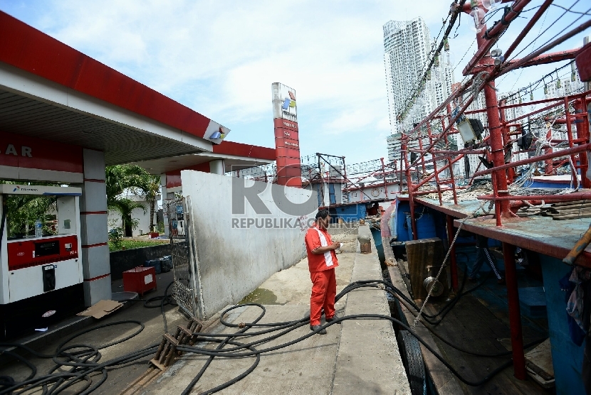 Petugas melakukan pengisian solar kapal nelayan di Pelabuhan Muara Angke, Jakarta, Jumat (6/2).(Republika/Prayogi)