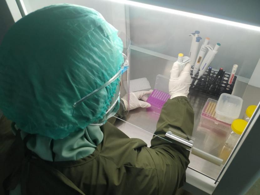Petugas melakukan pengujian sampel swab test di Laboratorium PCR Kota Tasikmalaya, Selasa (19/1).