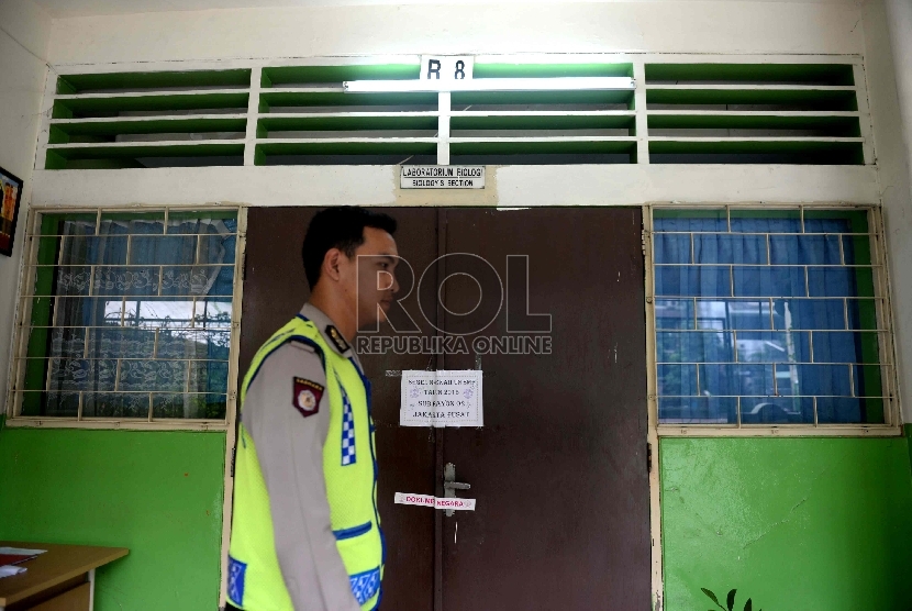  Petugas melakukan penjagaan naskah soal UN SMP di SMPN 216 Jakarta Pusat, Ahad (3/5). (Republika/Wihdan)