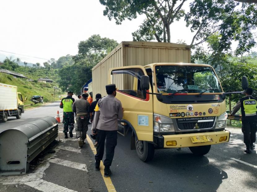 Petugas melakukan penyekatan pemudik di Jalur Gentong, Kecamatan Kadipaten, Kabupaten Tasikmalaya, Kamis (6/5).