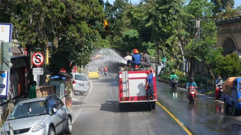 Pasien positif Covid-19 di Sukabumi membaik sudah diziinkan pulang.  Ilustrasi petugas melakukan penyemprotan disinfektan di Jalan Bhayangkara Kota Sukabumi, Selasa (31/3)