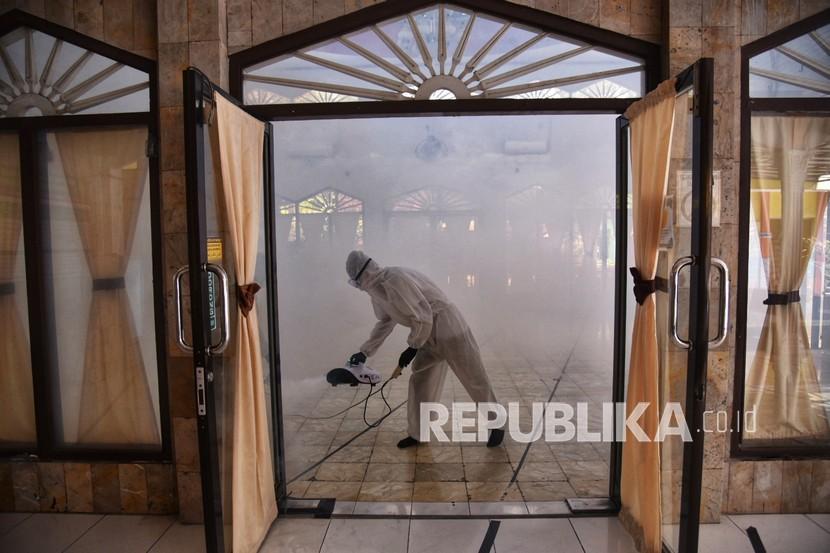 Petugas melakukan penyemprotan disinfektan di Masjid Taqwa Muhammadiyah, Medan Denai, Medan, Sumatera Utara