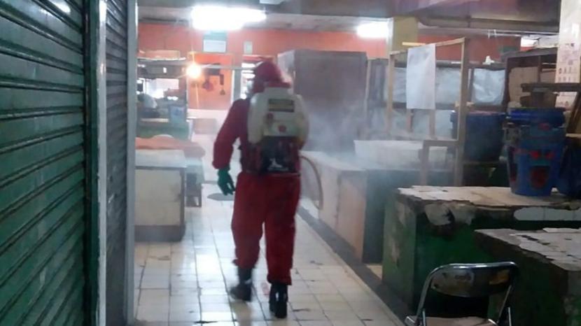 Petugas melakukan penyemprotan disinfektan di Pasar Pondok Labu, Cilandak, Jakarta Selatan, Selasa (9/2). 