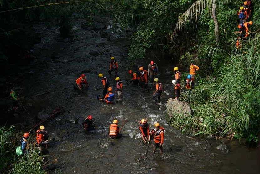 Suasana saat petugas melakukan penyisiran lanjutan untuk mencari sejumlah anggota pramuka SMP N 1 Turi yang tenggelam di Kali Sempor (ilustrasi)