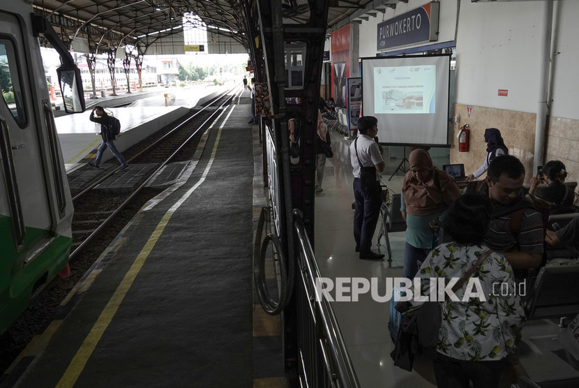 Petugas melakukan penyuluhan kesehatan dan kebersihan terkait penyebaran virus corona, kepada penumpang, di Stasiun Purwokerto, Banyumas, Jateng, Ahad (8/3/2020).