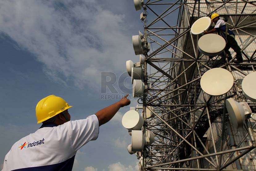 Petugas melakukan perawatan berkala pemancar Indosat, Jakarta, Senin (23/6).