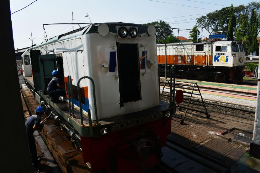 Petugas melakukan perawatan lokomotif di Dipo Lokomotif di kawasan Stasiun Kereta Api (KA) Madiun, Jawa Timur, Kamis (14/4/2022). Seluruh lokomotif yang dioperasikan PT KAI Daerah Operasi (Daop) 7 Madiun diharapkan selesai menjalani perawatan sebelum memasuki masa angkutan lebaran guna menjamin keselamatan perjalanan KA. 