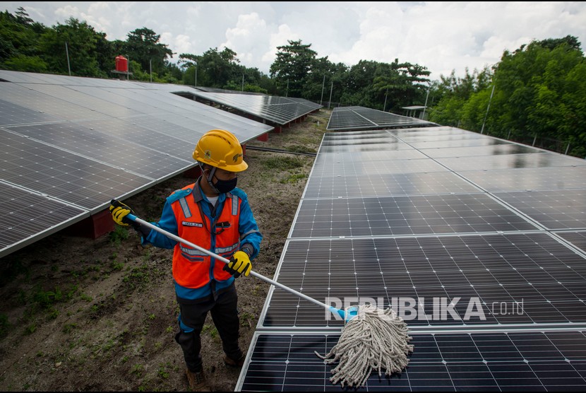 Asosiasi Energi Surya Indonesia (AESI) menyebutkan angka pertumbuhan sel surya mencapai 486,49 persen dalam tiga tahun terakhir terhitung sejak 2018 hingga Maret 2021. Pertumbuhan yang hampir lima kali lipat itu mengindikasikan tingginya minat masyarakat terhadap penggunaan energi bersih. (Foto: Panel surya)