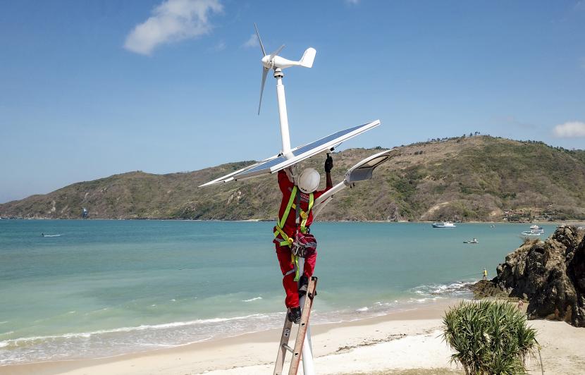 Petugas melakukan perawatan panel surya (solar cell) lampu penerangan di Kuta Beach Park, The Mandalika, Kecamatan Pujut, Praya, Lombok Tengah, NTB, Kamis (28/7/2022). Badan Riset dan Inovasi Nasional (BRIN) terus mengembangkan riset dan inovasi di bidang energi baru dan terbarukan (EBT) guna mendorong terwujudnya kemandirian dan ketahanan energi.