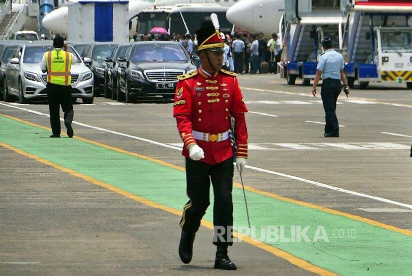  Petugas melakukan persiapan penyambutan Raja Salam bin Abdulaziz di Bandara Halim Perdanakusuma, Jakarta, Rabu (1/3).
