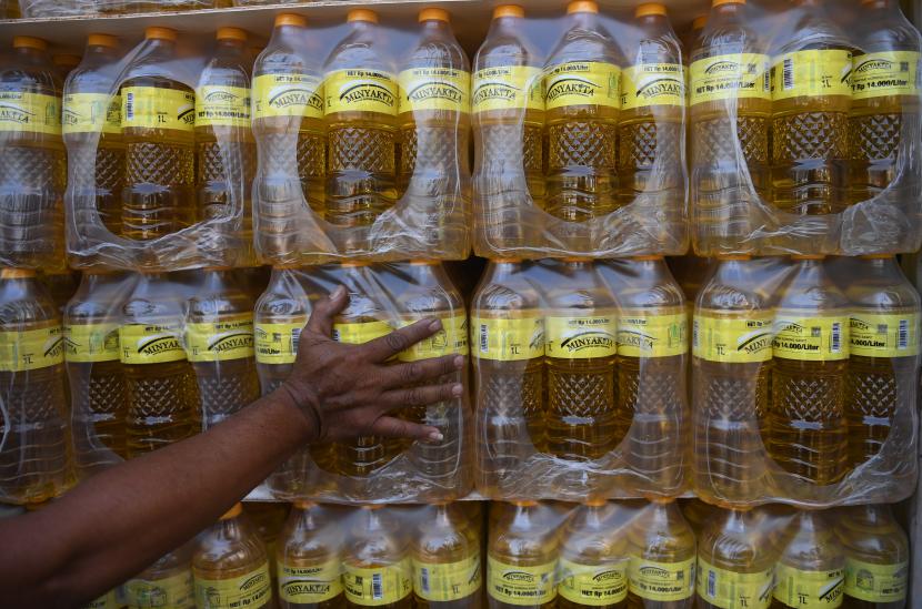 Petugas melakukan persiapan untuk pengiriman minyak goreng Minyakita yang telah dikemas dalam kontainer ke Indonesia bagian timur.