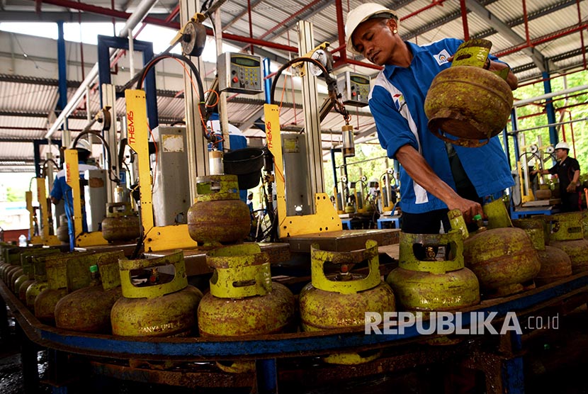 Petugas melakukan proses pengisian gas LPG ke dalam tabung Elpiji ukuran tiga kilogram di salah satu Stasiun Pengisian dan Pengangkutan Bulk Elpiji (SPPBE). ilustrasi