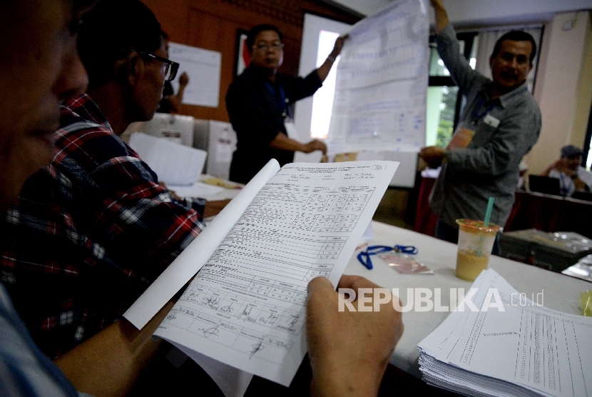 Petugas melakukan proses rekapitulasi penghitungan surat suara Pilkada DKI Jakarta tingkat kecamatan di Kantor Kecamatan Pasar Minggu, Jakarta, Kamis (16/2).