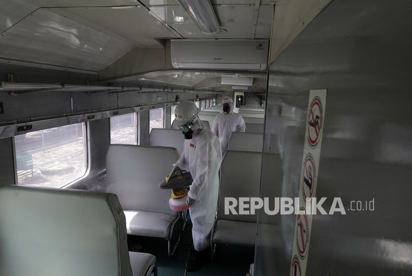 Petugas melakukan proses sterilisasi, pest control treatment dan fumigasi pada gerbong kereta di Dipo Kereta Daop V Purwokerto, Banyumas, Jawa Tengah, Sabtu (14/3/2020).(Antara/Idhad Zakaria)
