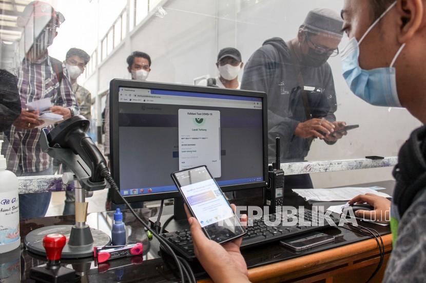 Petugas melakukan proses validasi dokumen kesehatan calon penumpang pesawat secara digital di Bandara Internasional Juanda Surabaya di Sidoarjo, Jawa Timur. (ilustrasi)