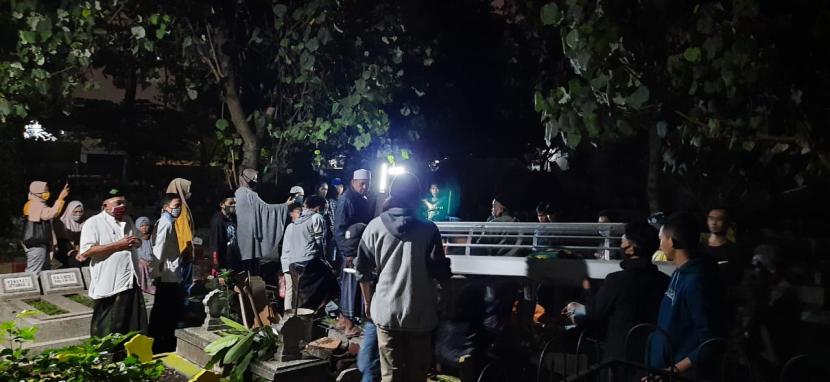 Petugas melakukan prosesi pemakaman jenazah Covid-19 di Kota Malang. (Ilustrasi)