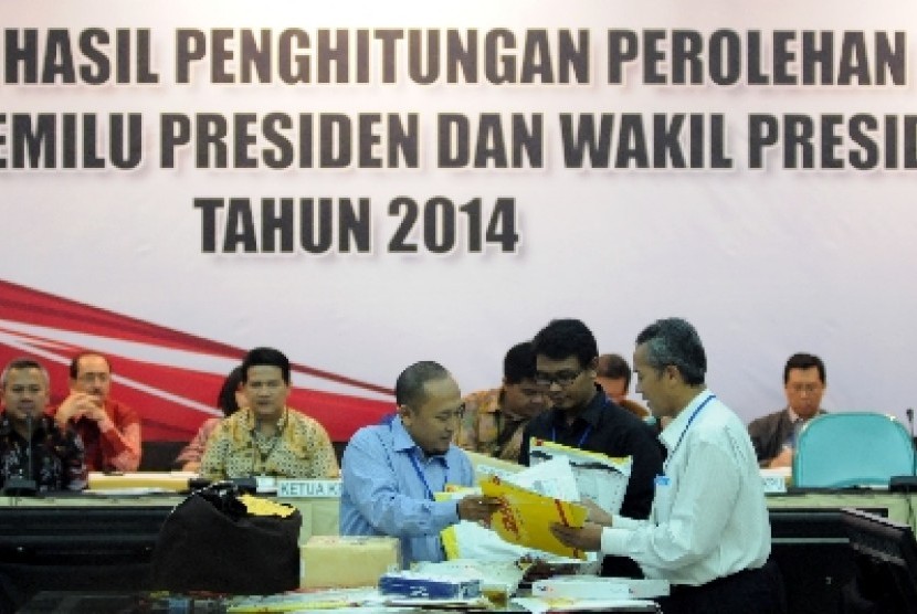 Petugas melakukan rekapitulasi suara Pemilihan Presiden dan Wakil Presiden (Pilpres) 2014-2019 untuk TPS luar negeri (TPSLN) di Gedung KPU Pusat, Jakarta.