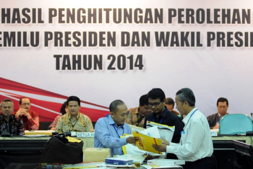 Petugas melakukan rekapitulasi suara Pemilihan Presiden dan Wakil Presiden (Pilpres) 2014-2019 untuk TPS luar negeri (TPSLN) di Gedung KPU Pusat, Jakarta, Kamis (17/7). 