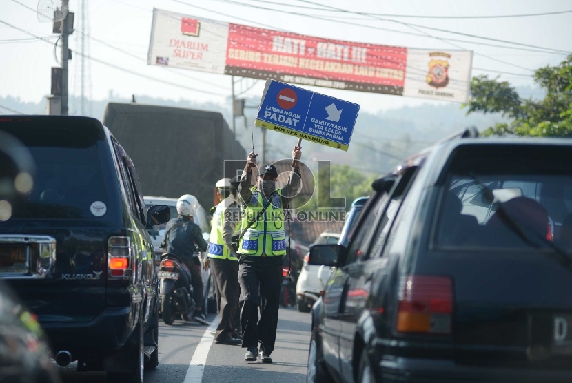  Petugas melakukan rekayasa Arus lalulintas di jalur selatan Jabar lintas Nagreg, Jawa Barat, Rabu (15/7).