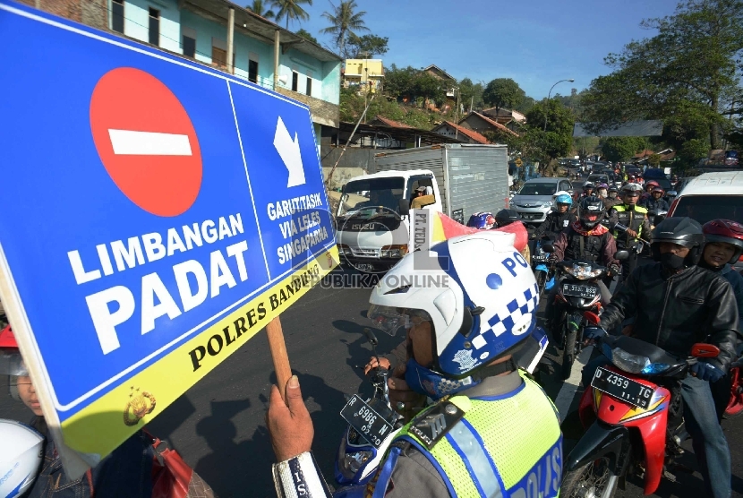 Petugas melakukan rekayasa Arus lalulintas di jalur selatan Jabar lintas Nagreg. ilustrasi