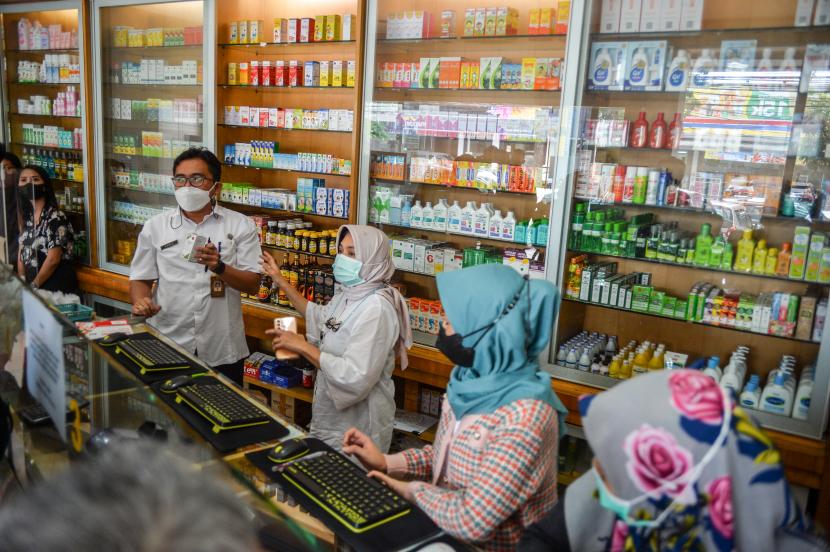 Petugas melakukan sidak obat sirop di sebuah apotek di Kota Bandung, Jawa Barat, Rabu (26/10/2022). Sidak yang dilakukan oleh Dinas Kesehatan dan BPOM Kota Bandung tersebut dilakukan untuk memastikan peredaran obat sirop yang dilarang di Kota Bandung sudah tidak di tersedia di apotek. 