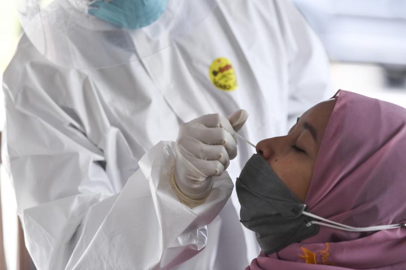 Petugas melakukan swab test antigen kepada pengunjung Rest Area 102 A Tol Cipali, Subang, Jawa Barat