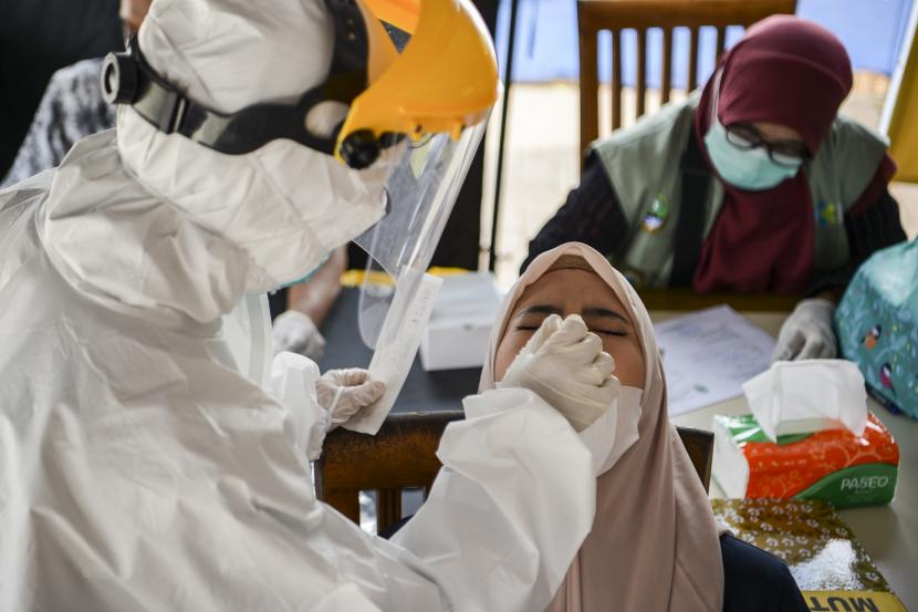 [Ilustrasi] Petugas melakukan swab test antigen kepada pengunjung Rest Area 102 A Tol Cipali, Subang, Jawa Barat.