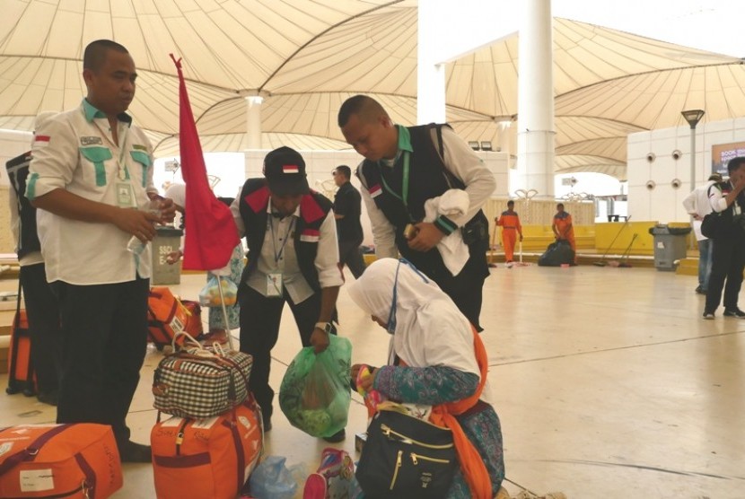 Petugas melakukan sweeping barang bawaan jamaah haji Indonesia di Bandara Internasional King Abdul Aziz Jeddah.