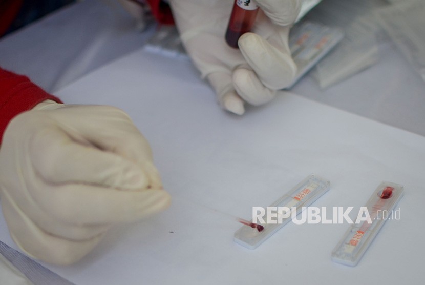 Petugas melakukan tes HIV pada darah seorang warga. Ilustrasi. Calon Ibu Dianjurkan Periksa Kesehatan Cegah HIV