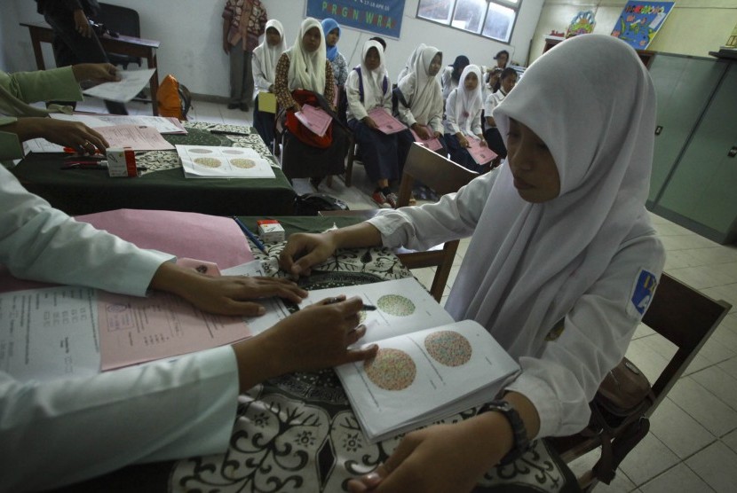 Petugas melakukan tes kesehatan pelajar saat proses penerimaan sisiwa didik baru jalur reguler di Sekolah Menengah Kejuruan (SMK) Negeri 6 Yogyakarta, Rabu (1/7). 