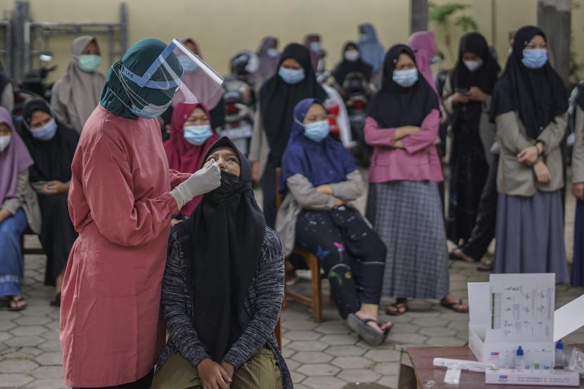 Petugas melakukan tes rapid antigen santri di Pondok Pesantren Syafii Akrom, Pekalongan, Jawa Tengah.