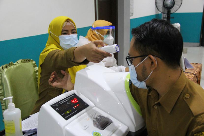 Petugas melakukan tes skrining terhadap calon penerima vaksin COVID-19 Sinovac untuk tenaga kesehatan di RSUD Dumai, Riau, Senin (22/2/2021). Sebanyak 351 orang tenaga kesehatan di RSUD Dumai belum mendapatkan vaksinasi COVID-19 karena distribusi vaksin Sinovac yang diterima dari pemerintah terbatas sebanyak 700 vial untuk pemberian dua kali dosis per orang.