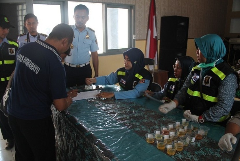 Petugas melakukan tes urine terhadap warga binaan di Lapas Kelas IIB Indramayu, Jawa Barat, Kamis (2/11). 