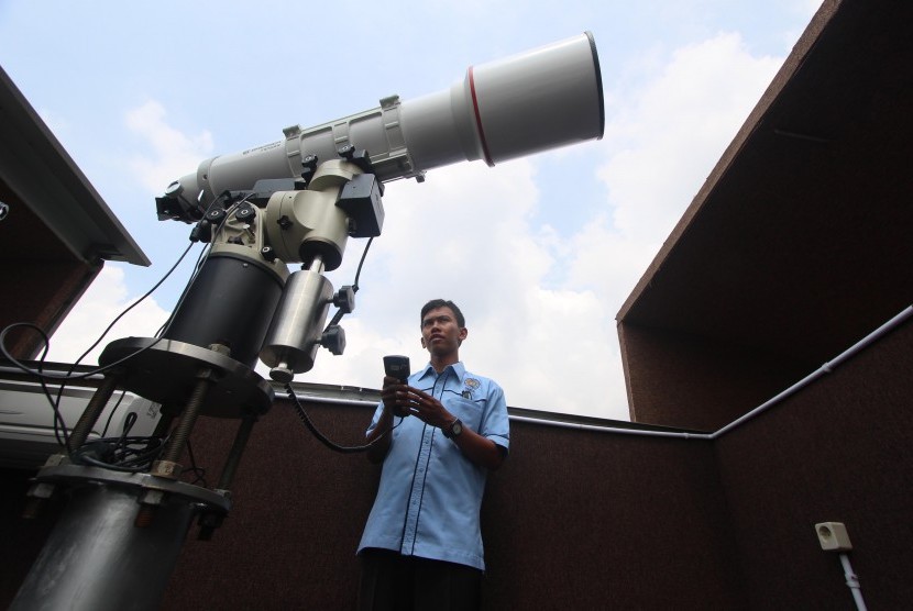 Petugas melakukan uji coba peralatan teleskop yang akan digunakan untuk mengamati gerhana matahari (GMT) di Observatorium Ilmu Falak Universitas Muhammadiyah Sumatera Utara, Medan, Sumut, Senin (7/3). 