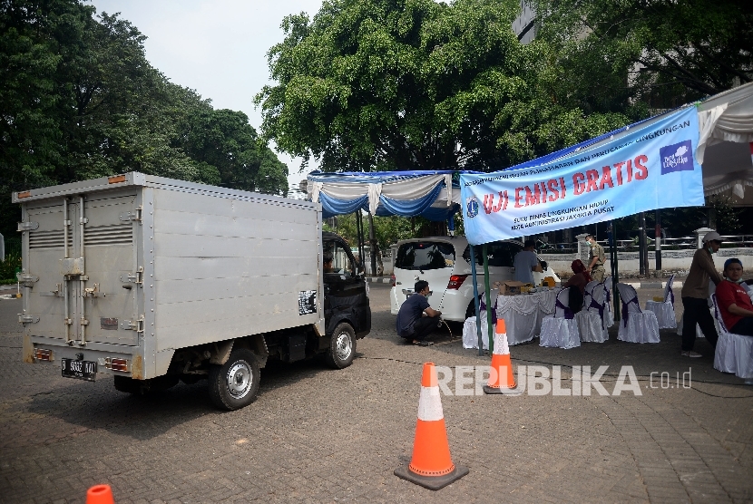 Petugas melakukan uji emisi gas buang kendaraan di kawasan Tugu Proklamasi, Jakarta, Selasa (16/5). 