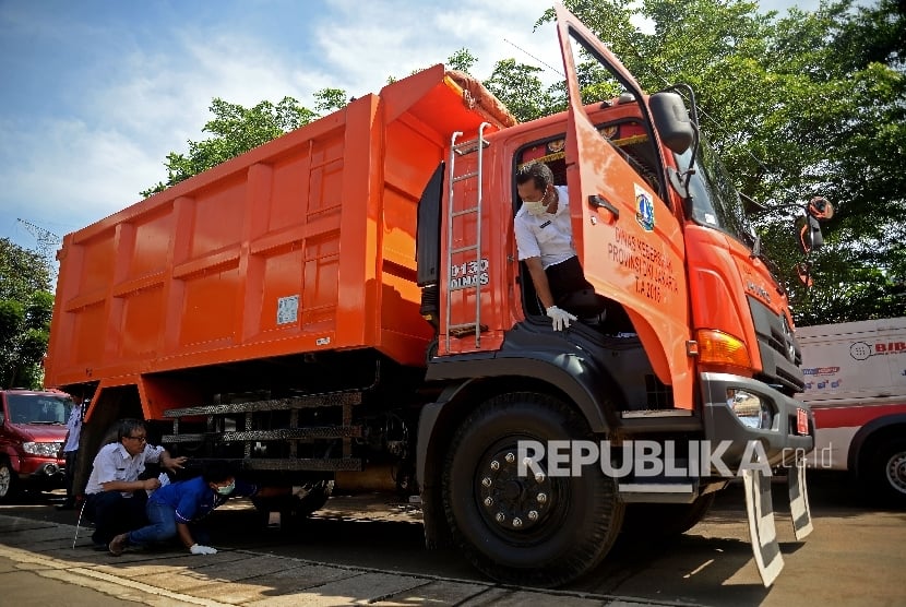 Petugas melakukan uji emisi kendaraan dinas oprasional dan kendaraan pribadi karyawan Dinas Lingkungan Hidup DKI Jakarta, Rabu (29/3)