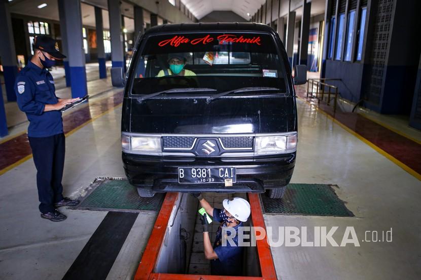 Petugas melakukan uji kir kendaraan di kantor UPTD Kota Tangerang, Provinsi Banten, Kamis (4/6/2020). 