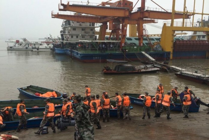 Petugas melakukan upaya penyelamatan setelah kapal Dongfangzixing tenggelam di Sungai Yangtze, Cina, Senin (1/6).
